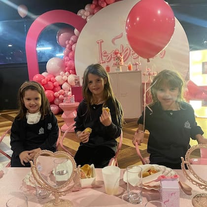 Francesca, la hermana mayor de Isabella, junto a otros invitados de la fiesta