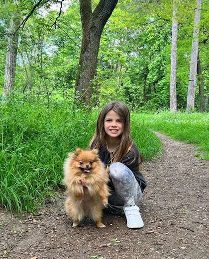 Francesca, la hija mayor de Mauro Icardi y Wanda Nara, de paseo junto a su mascota