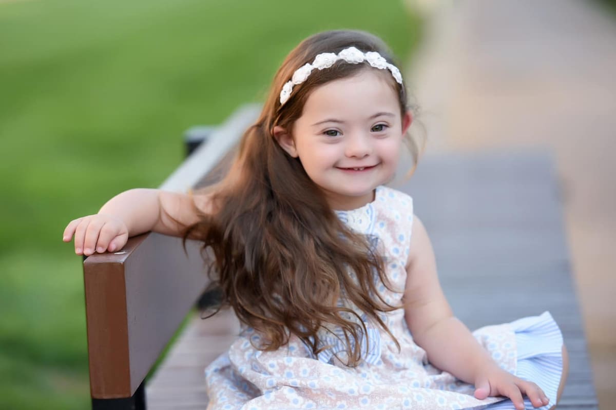 Francesca tiene síndrome de Down y es la pequeña modelo que derrite corazones en la pasarela. (Gentileza: Michelle Rausi)