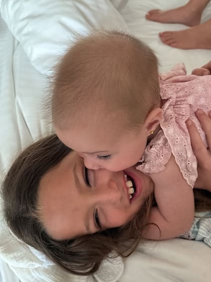 Francesca y Aitana a puros mimos y sonrisas (Foto: Instagram @camihoms)
