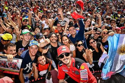 Francesco Bagnaia y el calor de los fanático en la ZoneFan del autódromo de Termas de Río Hondo