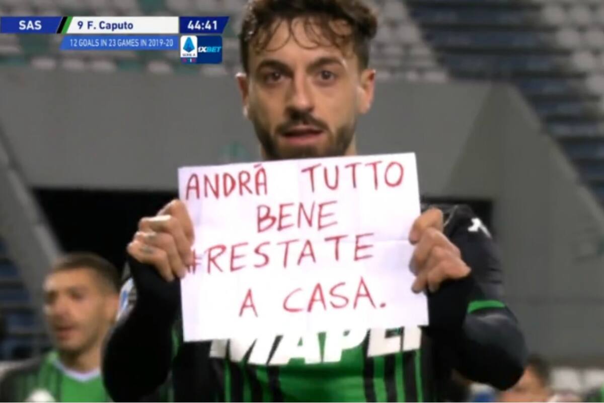 Francesco Caputo y un cartel dirigido a todo el público italiano