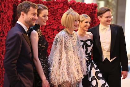 Francesco Carrozzini, Bee Carrozzini, Anna Wintour, Elizabeth Shaffer y Charlie Shaffer asisten a la Gala Met 2022 que celebra "In America: An Anthology of Fashion" en el Museo Metropolitano de Arte