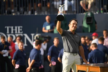 Francesco Molinari, de Italia, celebra con la Jarra Claret tras ganar el 147º Abierto Británico de Golf, el 22 de julio de 2018 en Carnoustie, Escocia. (Foto de Harry How/Getty Images)