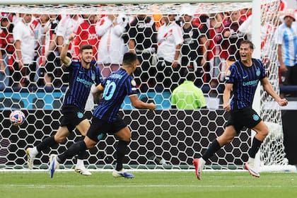 Francesco Pio Esposito (derecha) celebra tras anotar el primer gol del Inter de Milán en la victoria 2-0 ante River, en el Mundial de Clubes; cerca suyo, Lautaro Martínez
