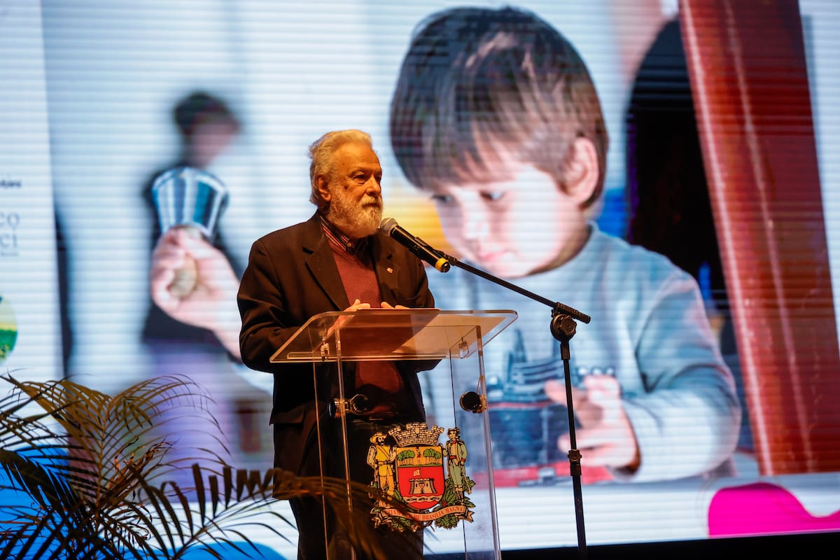 Francesco Tonucci es investigador del Consejo Nacional de Investigaciones de Italia y creador del proyecto internacional La ciudad de los niños, que busca escuchar a los chicos y pedirles su punto de vista para generar políticas públicas