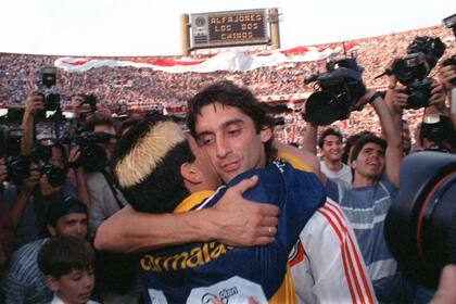 Francescoli y Maradona, en un clásico de 1995: siempre cercanos, a pesar de las distancias y las camisetas