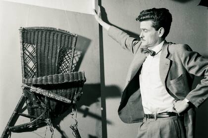 Fráncfort lo expone en una muestra coproducida con el Mamba; su obra entra en el Reina Sofía y la Tate adquiere piezas del artista argentino; "mi viejo creía que acá no éramos capaces de valorar nuestra producción", dice su hija