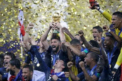 Olivier Giroud levanta el trofeo de campeón del mundo; Francia embolsó US$ 38 millones por consagrarse en Rusia 2018; el campeón de Qatar 2022 se llevará US$ 4 millones más