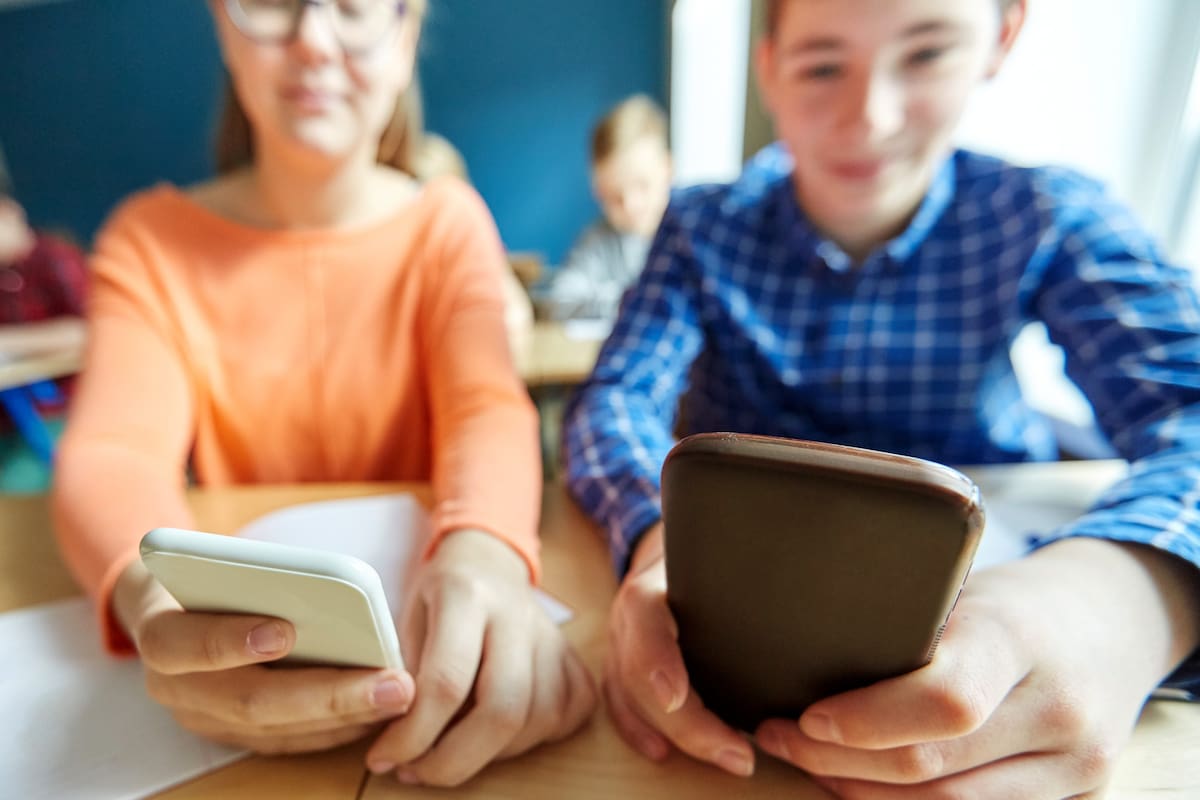 Francia: desde el año que viene los alumnos no podrán usar celulares en ningún sector de la escuela
