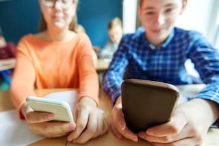 Seis de cada diez chicos de 8 años ya tienen celular propio: qué dice la evidencia sobre prohibirlos en la escuela