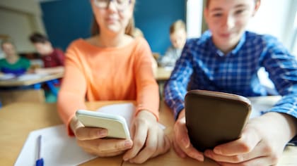 Francia: desde el año que viene los alumnos no podrán usar celulares en ningún sector de la escuela