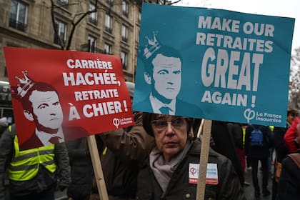 Francia. Emmanuel Macron quiere eliminar los 42 regímenes especiales con privilegios a ciertas categorías profesionales para implementar un sistema único “más justo y simple”; sin embargo, enfrenta fuertes resistencias de los sindicatos por el atraso de la edad de jubilación, con huelgas que han par