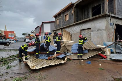 Francia envía ayuda a Mayotte tras el ciclón Chido; Macron declara luto nacional