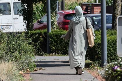 Escuelas en Francia impidieron el acceso a decenas de jóvenes musulmanas por usar la abaya