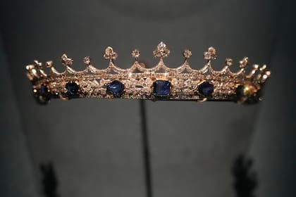 Francia exhibe otro conjunto de joyas poco después de robo en el Louvre