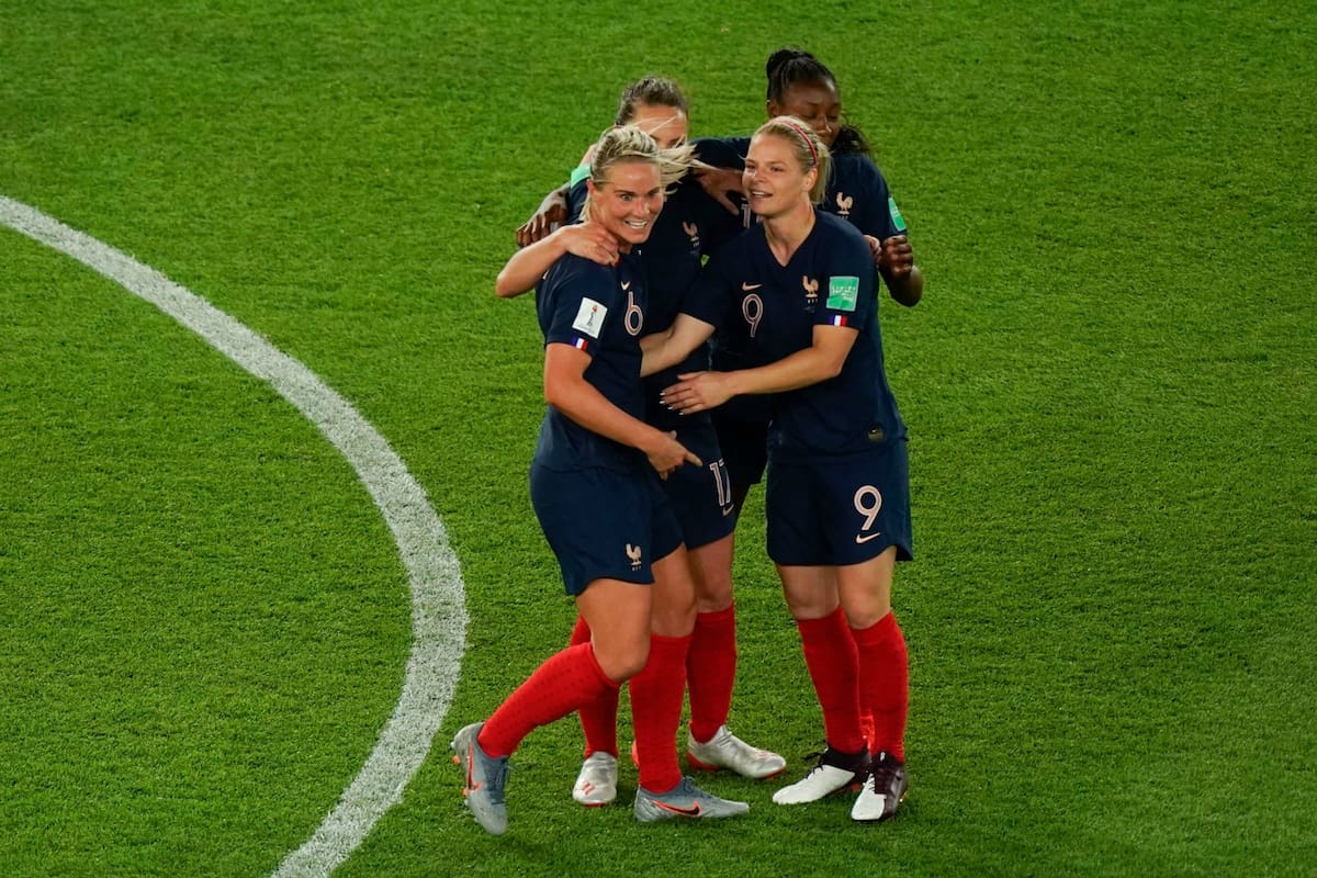 Francia festeja el cuarto gol, logrado por Amandine Henry