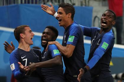 Griezmann, Umtiti (autor del gol), Varane y Pogba celebran la conquista que llevó a Francia a la final