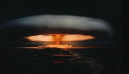 Francia había trasladado su programa de ejercicios nucleares de Argelia a la Polinesia Francesa en 1966. Aquí, una explosión y nube de hongo atómico en Mururoa