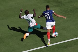 Tras la polémica, apareció la exquisita definición de Mbappé y Francia le gana a Senegal