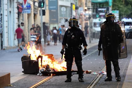 Policías enfrentan las revueltas en Francia