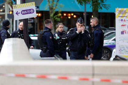 La policía francesa hirió de gravedad a una mujer queamenazaba con hacerse estallar en medio de un tren (Geoffroy VAN DER HASSELT / AFP)