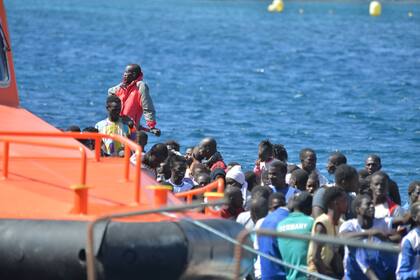 Francia prohibe la entrada a activistas británicos de ultraderecha que atacan a barcos de migrantes