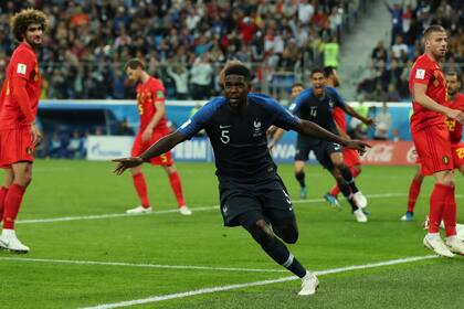 Francia se pone en ventaja ante Bélgica con gol de Umtiti