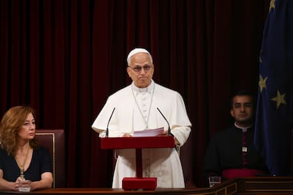 Francina Armengol, presidenta del Congreso de los Diputados, mira al papa León XIV en la cámara baja del parlamento español