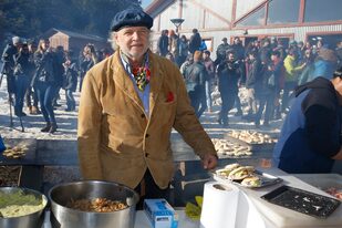 Francis Mallmann en los preparativos de la comida que ofreció en Tierra del Fuego