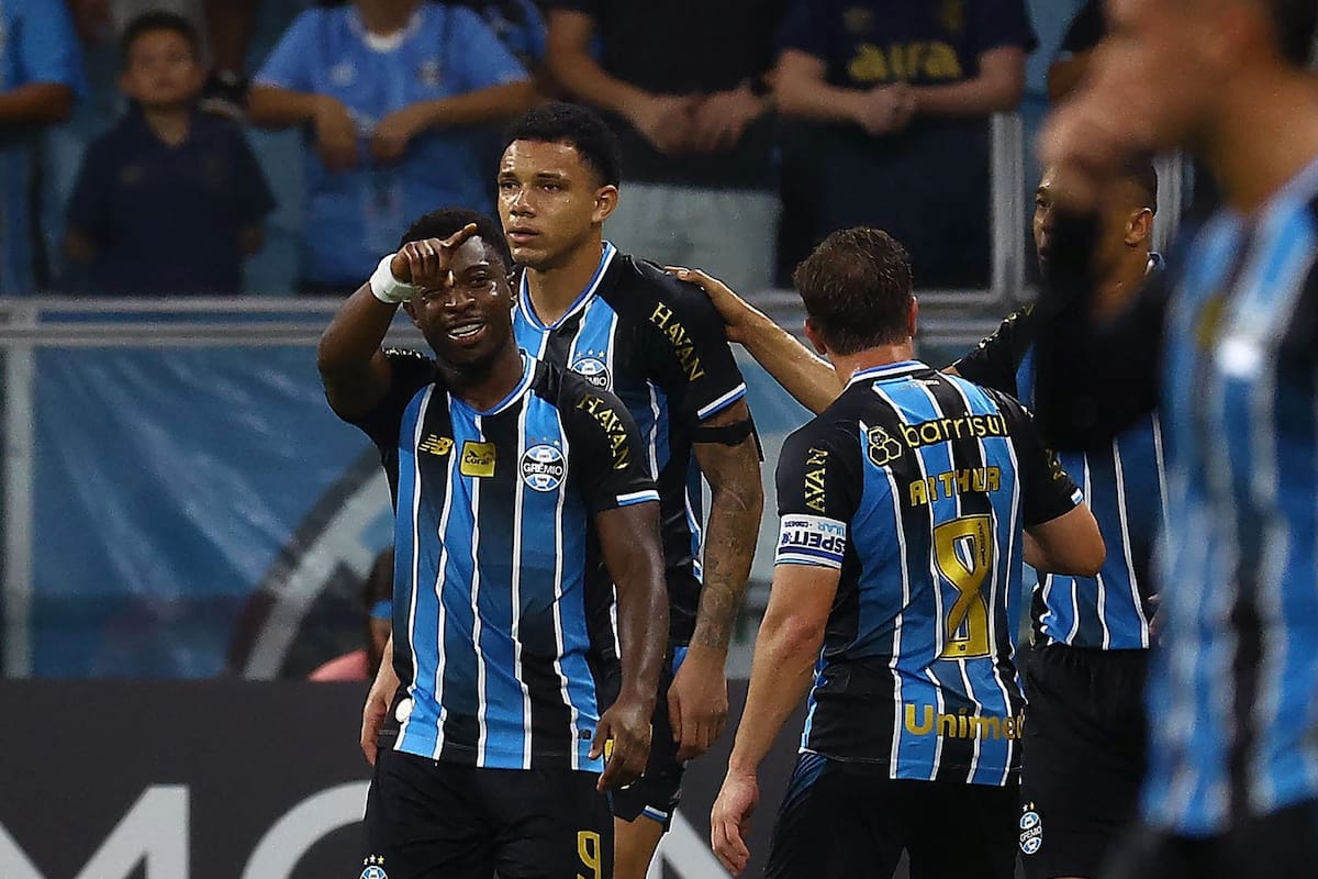Francis Amuzu, autor del gol de la victoria de Gremio, celebra con sus compañeros; Riestra no levanta