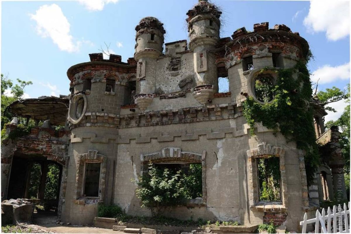 Francis Bannerman compró una isla y mandó a construir un castillo para poder guardar el arsenal de armas que vendía.