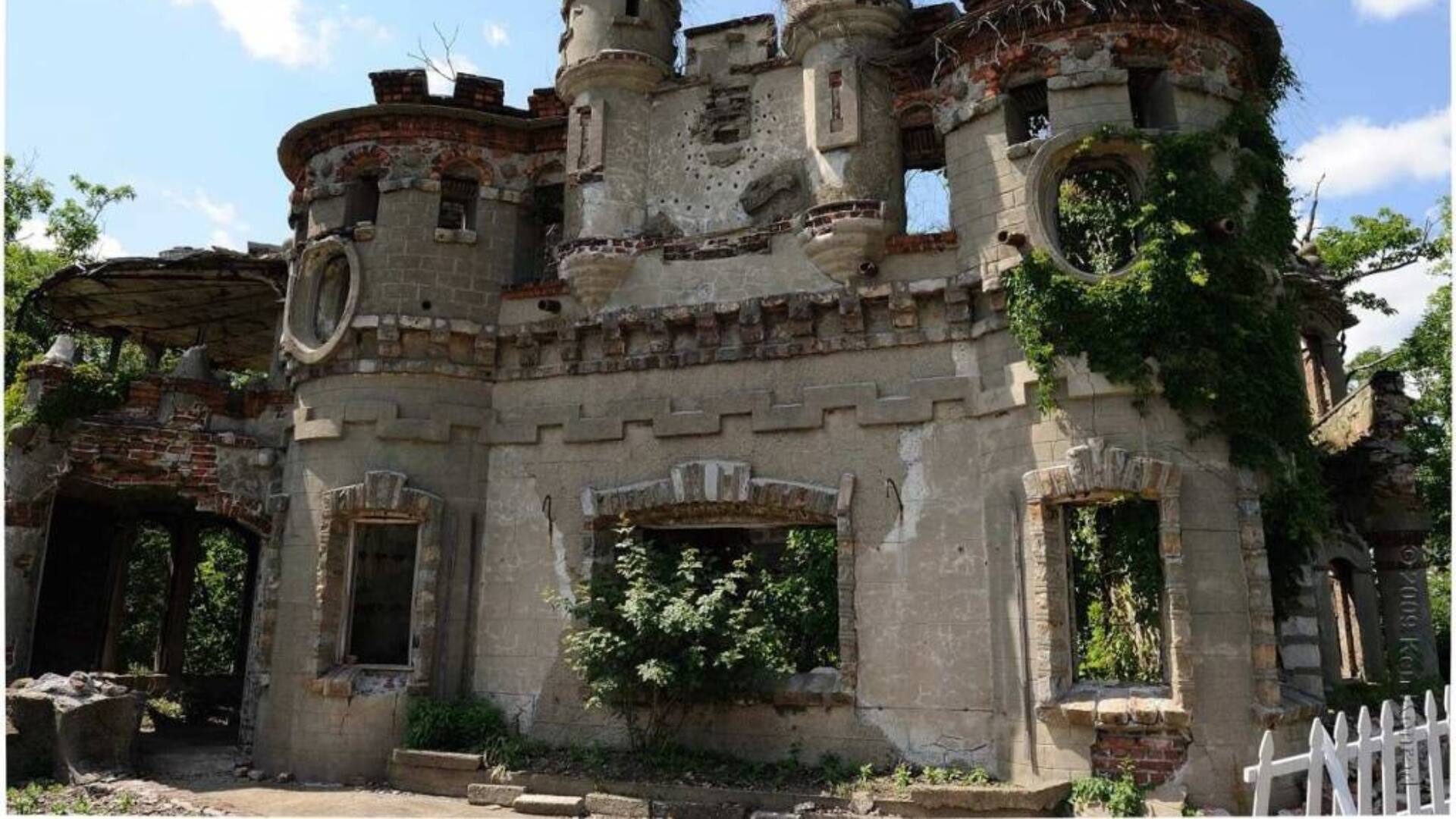Francis Bannerman compró una isla y mandó a construir un castillo para poder guardar el arsenal de armas que vendía.