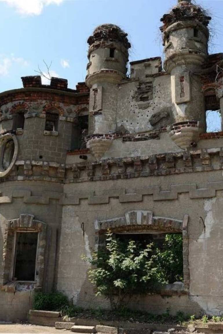Francis Bannerman compró una isla y mandó a construir un castillo para poder guardar el arsenal de armas que vendía.