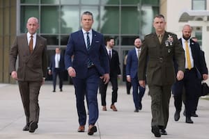 Francis Donovan, jefe del Comando Sur de Estados Unidos, al frente de la reunión (Foto: AFP)