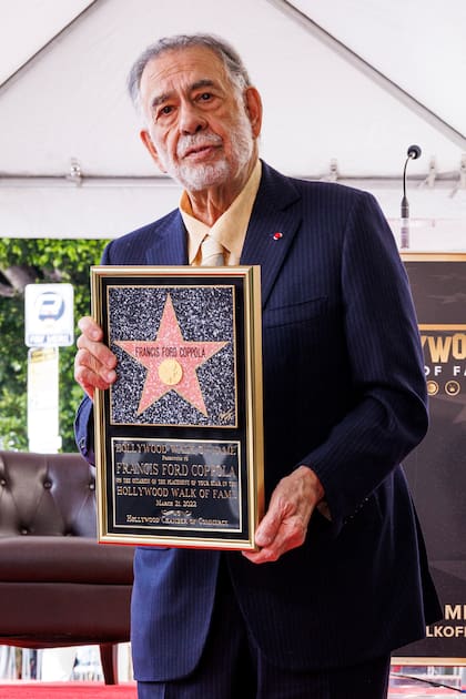 Francis Ford Coppola posa junto a la distinción que recibió este lunes