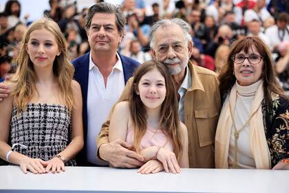 Francis Ford Coppola y parte de su familia, en Cannes: su nieta Romy Mars; su hijo, Roman Coppola; su nieta menor, Cosima Mars y su hermana, la actriz Talia Shire