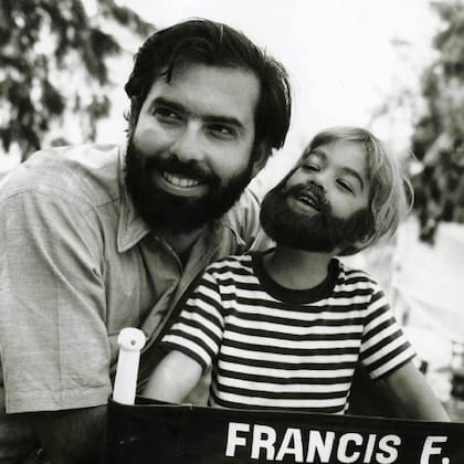 Francis Ford Coppola y su hijo Griffin en el rodaje de la película El valle del arco iris, del año 1968