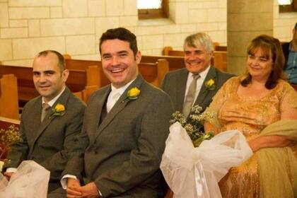 Francis Goncalves (el segundo en la imagen) perdió a su hermano y a sus padres a causa del coronavirus, luego de que no se quisieron vacunar