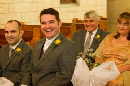 Francis Gonçalves (segundo en la foto de izquierda a derecha) con su hermano y sus padres. Los tres familiares fallecieron por complicaciones de covid en julio