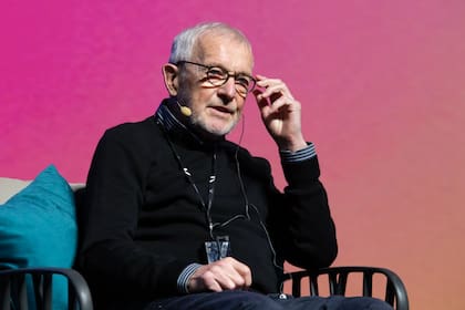 Francis Halzen, físico belga-estadounidense galardonado con el Premio Nobel de Física 2026 por su papel en el desarrollo del observatorio IceCube, una instalación que permitió detectar neutrinos de alta energía procedentes de galaxias lejanas y abrió una nueva forma de estudiar el universo