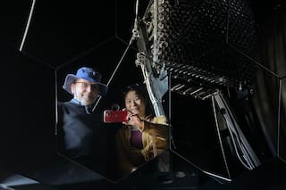 Las “partículas fantasma” que le dieron un Nobel al físico que aprendió a “verlas” bajo el hielo antártico