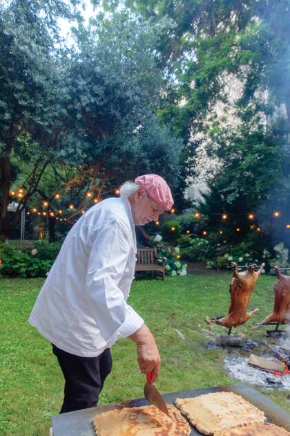 Francis Mallmann corta sus piadinas. También sirvió cordero asado y empanadas mendocinas.