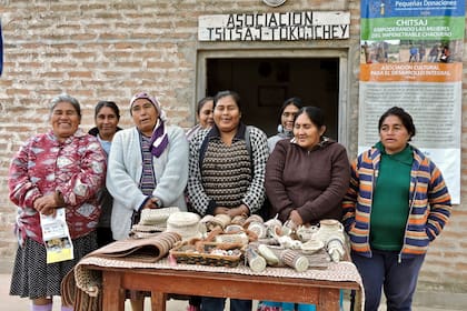 Francisca Polo, Sabina Cuellar, Paulina Quiroga, Guillermina Gómez, Graciela Yacante, Bernarda Arias, Luisina Polo y Cristina Rojas, algunas de las Mujeres artesanas de la Asociación Chitsaj