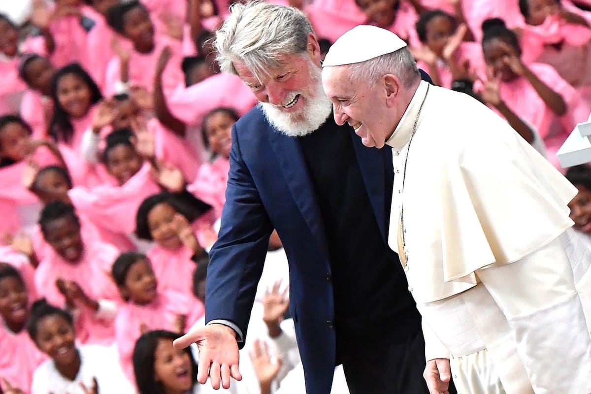 Francisco, acompañado por el padre Opeka, en Akamasoa