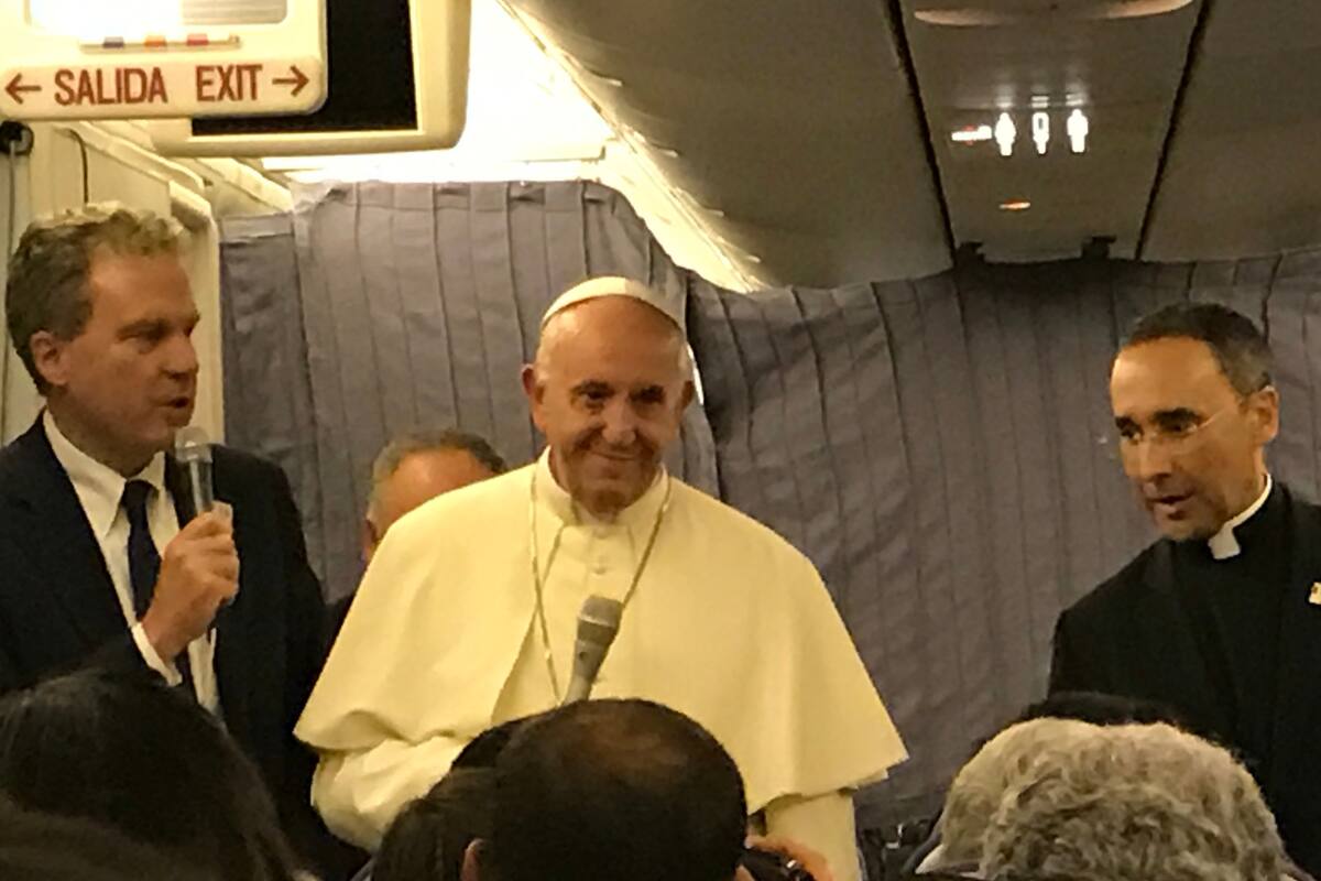 Francisco admitió que fue un error haber dicho que necesitaba “pruebas” para apartar al obispo de Osorno, pero insistió: “Estoy convencido que es inocente”