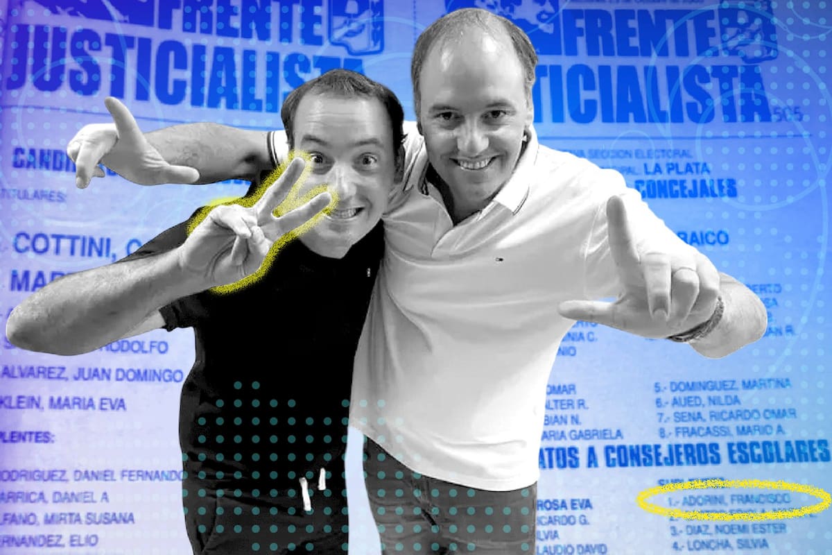 Francisco Adorni y Manuel Adorni, haciendo la "L" de La Libertad Avanza y la "V", de la victoria ¿peronista?