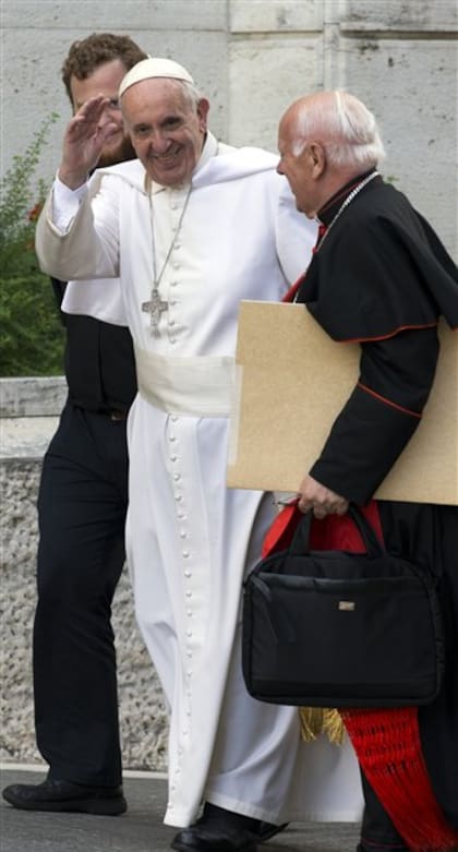 Francisco al llegar a la sesión del sínodo de obispos, ayer, en el Vaticano