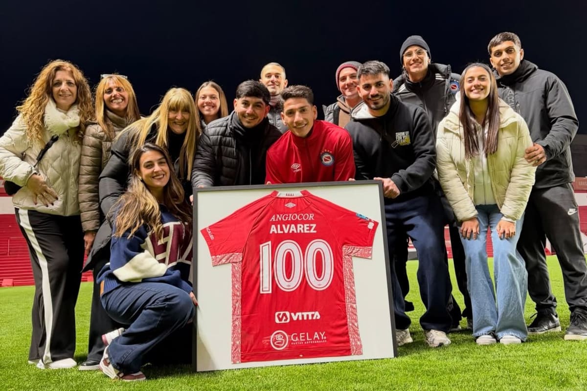 Francisco Álvarez con familiares y amigos tras la última victoria ante Racing, en donde cumplió 100 partidos con la camiseta de Argentinos