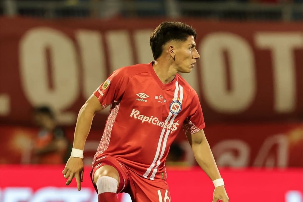 Francisco Álvarez es una de las figuras de Argentinos Juniors; el defensor central zurdo será titular este miércoles